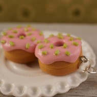 Růžovo-zelené donutky