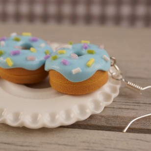 Modré donuty s barevným sypáním