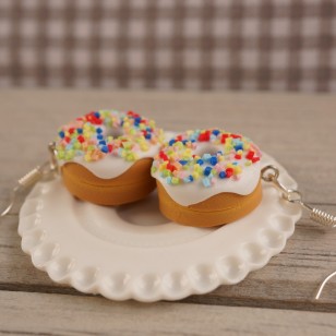 Bílé donuty s barevným posypem