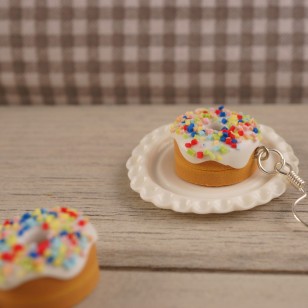 Bílé donuty s barevným posypem
