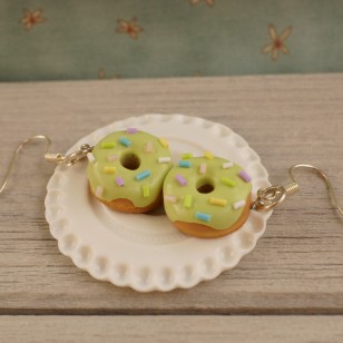 Zelené donuty s barevným sypáním