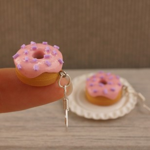 Růžovo-fialové donutky