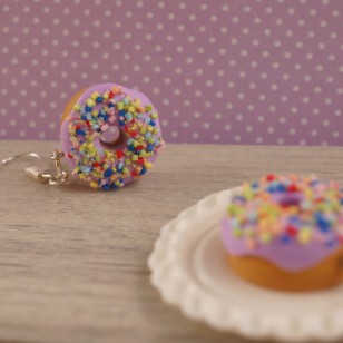 Fialové donuty s barevným posypem