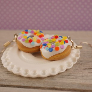 Bílé puntíkované donuty 