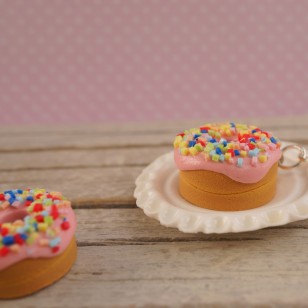 Růžové donuty s barevným posypem