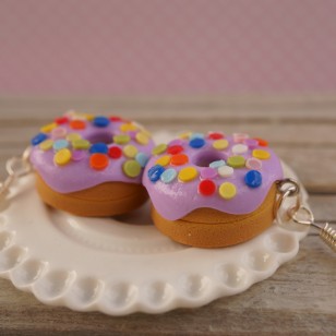 Fialové puntíkované donuty 