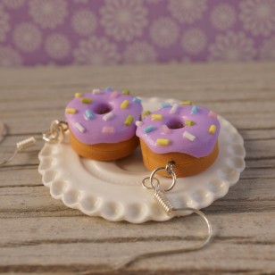 Fialové donuty s barevným sypáním