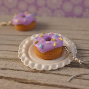 Fialové donuty s barevným sypáním