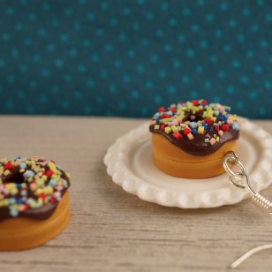 Čokoládové donuty s barevným posypem