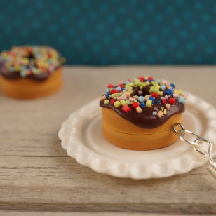 Čokoládové donuty s barevným posypem