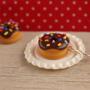 Čokoládové barevné donuty